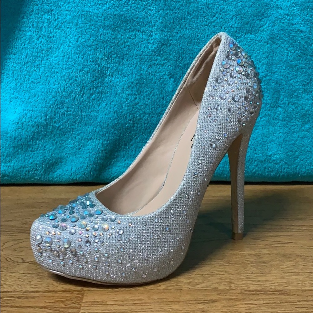 Size 7 • Sparkly closed toe heel! worn once